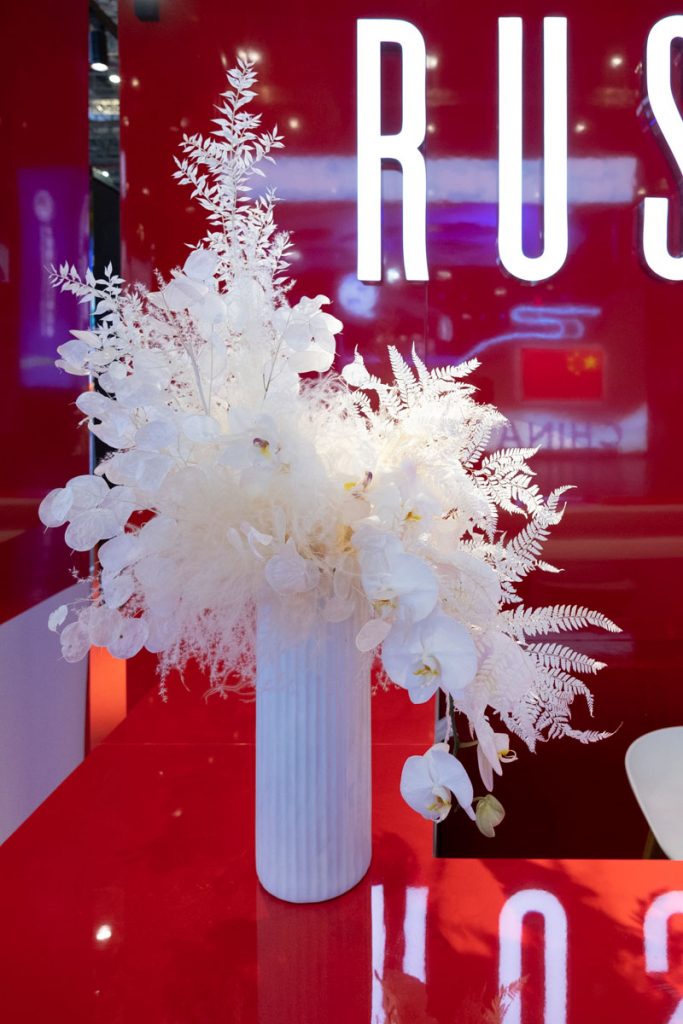 Monocolor white stabilized, dried flowers and white orchid arrangement, Large reception centerpiece in a white vase by Shanghai florist Daria Bokova
