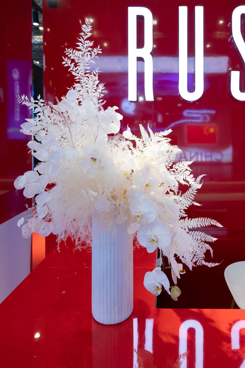 Monocolor white stabilized, dried flowers and white orchid arrangement, Large reception centerpiece in a white vase by Shanghai florist Daria Bokova